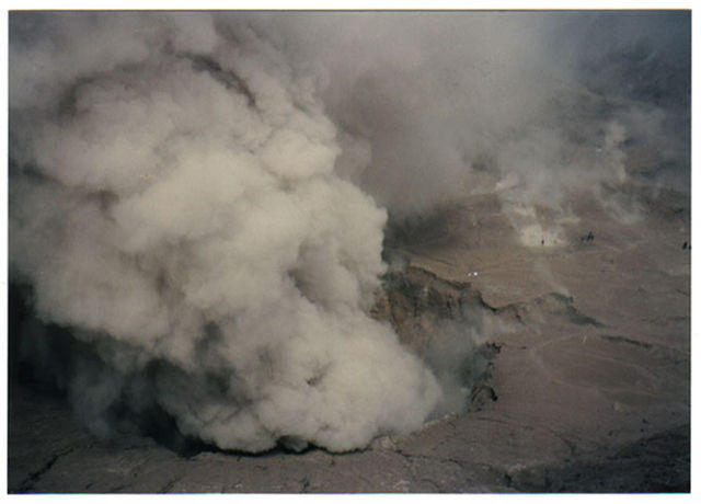 200010Summit Crater bottom.jpg