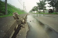 2000年噴火に伴って，虻田高校の前の井戸から湧き出して道路に流れる地下水