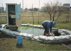 2000年噴火に伴って，旧長和中学校の観測井戸（DT1）から湧き出した地下水